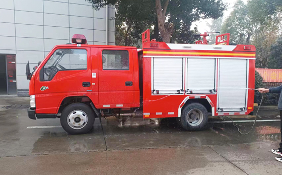 江鈴國六水罐消防車